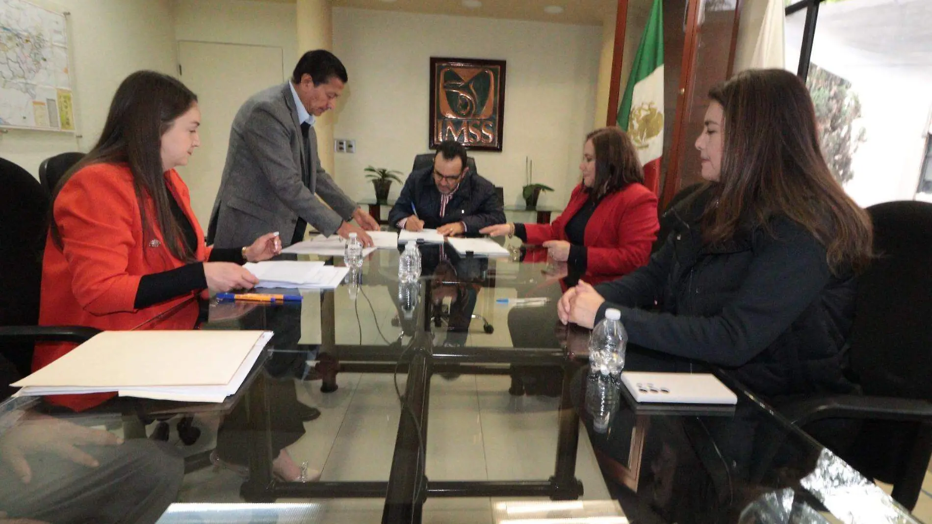 Firmas escrituras terreno del Hospital del IMSS en Morelia